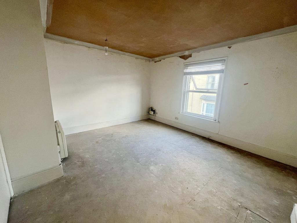 Lot: 28 - TOP FLOOR FLAT FOR IMPROVEMENT - Internal view of flat